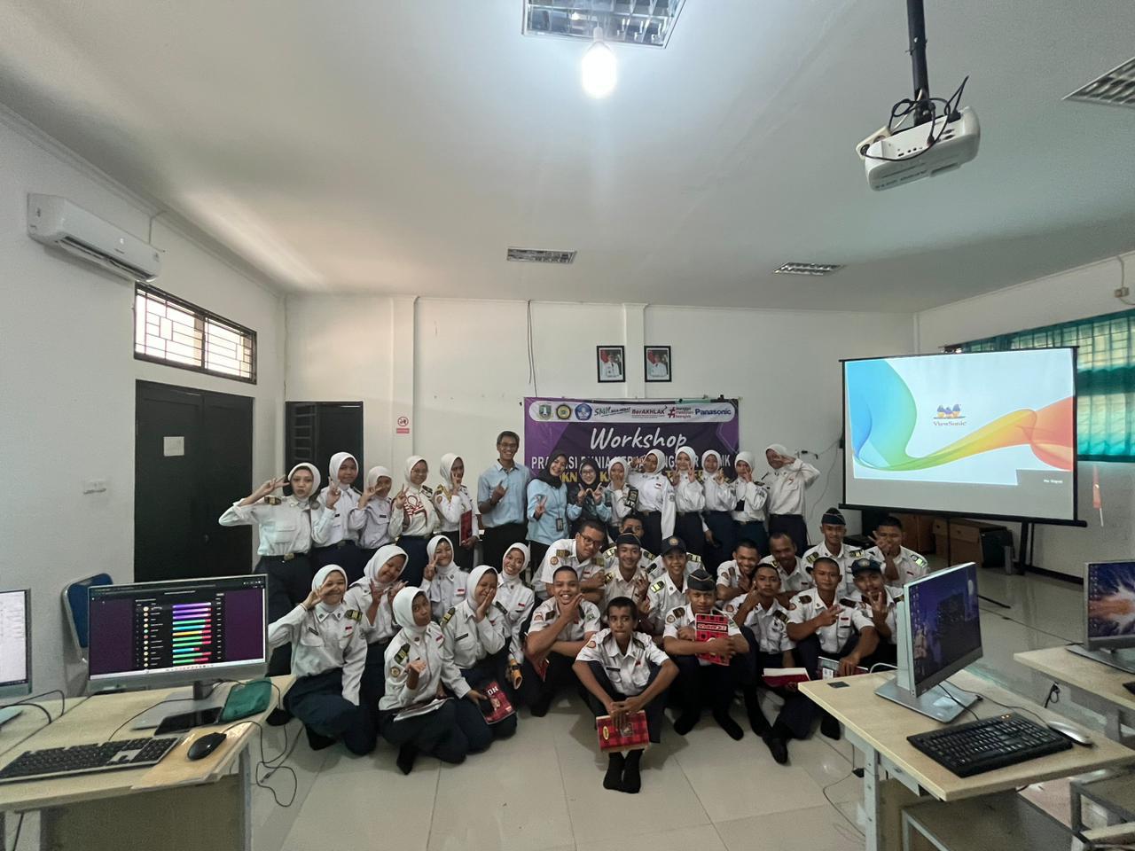 Srikandi WIKA Realty Teaches: Increasing the Insight of the Young Generation at SMKN 12 Tangerang